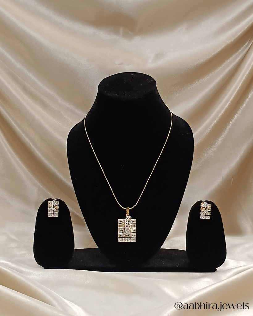 Elaria Spark Pendant Set